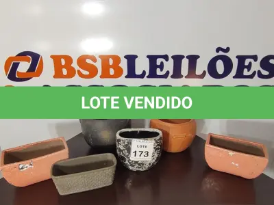 LOTE 173 - 02 PANELAS DE BARRO E 04 VASOS DECORADOS. (NO ESTADO) ATENÇÃO! FAZER A VISITAÇÃO ANTES DE ARREMATAR, NÃO SABEMOS SE FUNCIONA, LEILÃO NÃO TEM GARANTIA E NEM DEVOLUÇÃO, SUJEITO A POSSÍVEIS AVARIAS VISÍVEIS/OCULTAS E/OU AUSÊNCIA DE COMPONENTES.