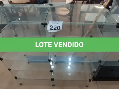 LOTE 220 - 01 VITRINE EXPOSITORA DE VIDRO. (NO ESTADO) ATENÇÃO! FAZER A VISITAÇÃO ANTES DE ARREMATAR, NÃO SABEMOS SE FUNCIONA, LEILÃO NÃO TEM GARANTIA E NEM DEVOLUÇÃO, SUJEITO A POSSÍVEIS AVARIAS VISÍVEIS/OCULTAS E/OU AUSÊNCIA DE COMPONENTES.