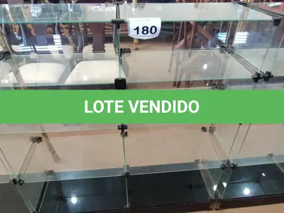 LOTE 180 - 01 VITRINE EXPOSITORA DE VIDRO. (NO ESTADO) ATENÇÃO! FAZER A VISITAÇÃO ANTES DE ARREMATAR, NÃO SABEMOS SE FUNCIONA, LEILÃO NÃO TEM GARANTIA E NEM DEVOLUÇÃO, SUJEITO A POSSÍVEIS AVARIAS VISÍVEIS/OCULTAS E/OU AUSÊNCIA DE COMPONENTES.