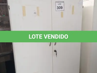 LOTE 309 - 01 ARMÁRIO ALTO PRA ESCRITÓRIO COM 2 PORTAS E 3 COMPARTIMENTOS. (NO ESTADO) ATENÇÃO! FAZER A VISITAÇÃO ANTES DE ARREMATAR, NÃO SABEMOS SE FUNCIONA, LEILÃO NÃO TEM GARANTIA E NEM DEVOLUÇÃO, SUJEITO A POSSÍVEIS AVARIAS VISÍVEIS/OCULTAS E/OU AUSÊNCIA DE COMPONENTES.