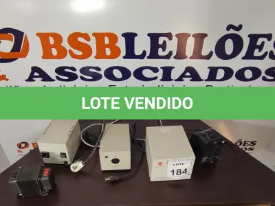 LOTE 184 - 04 TRANSFORMADORES TAMANHOS DIVERSOS E 01 ESTABILIZADOR. (NO ESTADO) ATENÇÃO! FAZER A VISITAÇÃO ANTES DE ARREMATAR, NÃO SABEMOS SE FUNCIONA, LEILÃO NÃO TEM GARANTIA E NEM DEVOLUÇÃO, SUJEITO A POSSÍVEIS AVARIAS VISÍVEIS/OCULTAS E/OU AUSÊNCIA DE COMPONENTES.