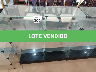 LOTE 200 - 01 VITRINE EXPOSITORA DE VIDRO. (NO ESTADO) ATENÇÃO! FAZER A VISITAÇÃO ANTES DE ARREMATAR, NÃO SABEMOS SE FUNCIONA, LEILÃO NÃO TEM GARANTIA E NEM DEVOLUÇÃO, SUJEITO A POSSÍVEIS AVARIAS VISÍVEIS/OCULTAS E/OU AUSÊNCIA DE COMPONENTES.