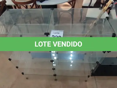 LOTE 220 - 01 VITRINE EXPOSITORA DE VIDRO. (NO ESTADO) ATENÇÃO! FAZER A VISITAÇÃO ANTES DE ARREMATAR, NÃO SABEMOS SE FUNCIONA, LEILÃO NÃO TEM GARANTIA E NEM DEVOLUÇÃO, SUJEITO A POSSÍVEIS AVARIAS VISÍVEIS/OCULTAS E/OU AUSÊNCIA DE COMPONENTES.