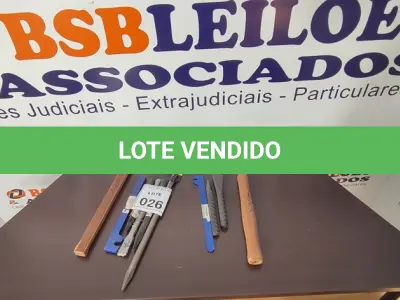 LOTE 026 - 05 PONTEIROS DE FERRO, 02 CHAVES PRA DOBRA DE FERRO E 02 CABOS DE MADEIRA PARA MARTELO. (NO ESTADO) ATENÇÃO! FAZER A VISITAÇÃO ANTES DE ARREMATAR, NÃO SABEMOS SE FUNCIONA, LEILÃO NÃO TEM GARANTIA E NEM DEVOLUÇÃO, SUJEITO A POSSÍVEIS AVARIAS VISÍVEIS/OCULTAS E/OU AUSÊNCIA DE COMPONENTES.