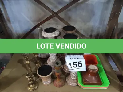 LOTE 155 - 01 LOTE COM CASTIÇAIS DE TAMANHOS DIVERSOS, 04 BANDEJAS E 02 VASOS PEQUENOS. (NO ESTADO) ATENÇÃO! FAZER A VISITAÇÃO ANTES DE ARREMATAR, NÃO SABEMOS SE FUNCIONA, LEILÃO NÃO TEM GARANTIA E NEM DEVOLUÇÃO, SUJEITO A POSSÍVEIS AVARIAS VISÍVEIS/OCULTAS E/OU AUSÊNCIA DE COMPONENTES.