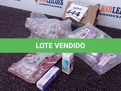 LOTE 444 - 03 CREMONAS LISA E VÁRIAS LÂMPADAS PEQUENAS SOLARES. (NO ESTADO) ATENÇÃO! FAZER A VISITAÇÃO ANTES DE ARREMATAR, NÃO SABEMOS SE FUNCIONA, LEILÃO NÃO TEM GARANTIA E NEM DEVOLUÇÃO, SUJEITO A POSSÍVEIS AVARIAS VISÍVEIS/OCULTAS E/OU AUSÊNCIA DE COMPONENTES.