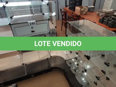 LOTE 240 - 01 VITRINE EXPOSITORA DE VIDRO EM L COM CAIXA. (NO ESTADO) ATENÇÃO! FAZER A VISITAÇÃO ANTES DE ARREMATAR, NÃO SABEMOS SE FUNCIONA, LEILÃO NÃO TEM GARANTIA E NEM DEVOLUÇÃO, SUJEITO A POSSÍVEIS AVARIAS VISÍVEIS/OCULTAS E/OU AUSÊNCIA DE COMPONENTES.