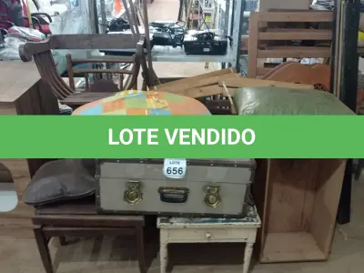 LOTE 656 - 02 CADEIRAS EM MADEIRA, 2 MESINHAS EM MADEIRA, 01 BAÚ DE ALUMÍNIO, 01 CAIXA EM MADEIRA, 01 BERÇO DESMONTADO EM MADEIRA, 01 ALMOFADA E DIVERSOS ACENTOS PARA CADEIRA.  (NO ESTADO) ATENÇÃO! FAZER A VISITAÇÃO ANTES DE ARREMATAR, NÃO SABEMOS SE FUNCIONA, LEILÃO NÃO TEM GARANTIA E NEM DEVOLUÇÃO, SUJEITO A POSSÍVEIS AVARIAS VISÍVEIS/OCULTAS E/OU AUSÊNCIA DE COMPONENTES.