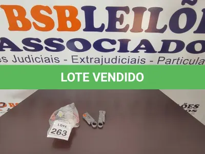 LOTE 263 - 02 DESCASCADORES DE FIO E VÁRIOS ALICATES E CHAVES DE BOCA DIVERSOS. (NO ESTADO) ATENÇÃO! FAZER A VISITAÇÃO ANTES DE ARREMATAR, NÃO SABEMOS SE FUNCIONA, LEILÃO NÃO TEM GARANTIA E NEM DEVOLUÇÃO, SUJEITO A POSSÍVEIS AVARIAS VISÍVEIS/OCULTAS E/OU AUSÊNCIA DE COMPONENTES.