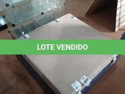 LOTE 403 - 01 PUFF ALMOFADADO COM BASE DE MADEIRA. (NO ESTADO) ATENÇÃO! FAZER A VISITAÇÃO ANTES DE ARREMATAR, NÃO SABEMOS SE FUNCIONA, LEILÃO NÃO TEM GARANTIA E NEM DEVOLUÇÃO, SUJEITO A POSSÍVEIS AVARIAS VISÍVEIS/OCULTAS E/OU AUSÊNCIA DE COMPONENTES.