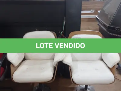 LOTE 495 - 02 POLTRONAS FIXAS COM PÉS CROMADOS COM ACENTO E ENCOSTO ALMOFADADO NA COR BRANCO. (NO ESTADO) ATENÇÃO! FAZER A VISITAÇÃO ANTES DE ARREMATAR, NÃO SABEMOS SE FUNCIONA, LEILÃO NÃO TEM GARANTIA E NEM DEVOLUÇÃO, SUJEITO A POSSÍVEIS AVARIAS VISÍVEIS/OCULTAS E/OU AUSÊNCIA DE COMPONENTES.