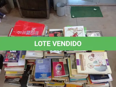 LOTE 647 - 01 LOTE COM GRANDE QUANTIDADE DE LIVROS.  (NO ESTADO) ATENÇÃO! FAZER A VISITAÇÃO ANTES DE ARREMATAR, NÃO SABEMOS SE FUNCIONA, LEILÃO NÃO TEM GARANTIA E NEM DEVOLUÇÃO, SUJEITO A POSSÍVEIS AVARIAS VISÍVEIS/OCULTAS E/OU AUSÊNCIA DE COMPONENTES.