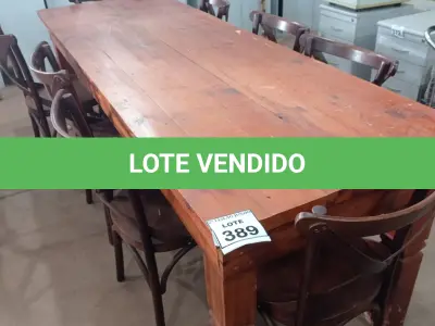 LOTE 389 - 01 MESA EM MADEIRA MACIÇA COM 08 CADEIRAS. (NO ESTADO) ATENÇÃO! FAZER A VISITAÇÃO ANTES DE ARREMATAR, NÃO SABEMOS SE FUNCIONA, LEILÃO NÃO TEM GARANTIA E NEM DEVOLUÇÃO, SUJEITO A POSSÍVEIS AVARIAS VISÍVEIS/OCULTAS E/OU AUSÊNCIA DE COMPONENTES.