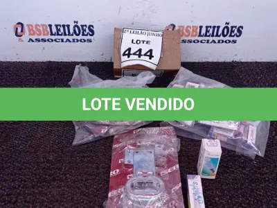 LOTE 444 - 03 CREMONAS LISA E VÁRIAS LÂMPADAS PEQUENAS SOLARES. (NO ESTADO) ATENÇÃO! FAZER A VISITAÇÃO ANTES DE ARREMATAR, NÃO SABEMOS SE FUNCIONA, LEILÃO NÃO TEM GARANTIA E NEM DEVOLUÇÃO, SUJEITO A POSSÍVEIS AVARIAS VISÍVEIS/OCULTAS E/OU AUSÊNCIA DE COMPONENTES.