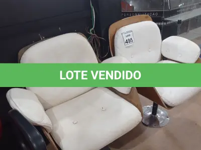 LOTE 495 - 02 POLTRONAS FIXAS COM PÉS CROMADOS COM ACENTO E ENCOSTO ALMOFADADO NA COR BRANCO. (NO ESTADO) ATENÇÃO! FAZER A VISITAÇÃO ANTES DE ARREMATAR, NÃO SABEMOS SE FUNCIONA, LEILÃO NÃO TEM GARANTIA E NEM DEVOLUÇÃO, SUJEITO A POSSÍVEIS AVARIAS VISÍVEIS/OCULTAS E/OU AUSÊNCIA DE COMPONENTES.
