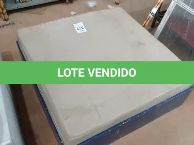 LOTE 371 - 01 PUFF ALMOFADADO COM BASE EM MADEIRA. (NO ESTADO) ATENÇÃO! FAZER A VISITAÇÃO ANTES DE ARREMATAR, NÃO SABEMOS SE FUNCIONA, LEILÃO NÃO TEM GARANTIA E NEM DEVOLUÇÃO, SUJEITO A POSSÍVEIS AVARIAS VISÍVEIS/OCULTAS E/OU AUSÊNCIA DE COMPONENTES.