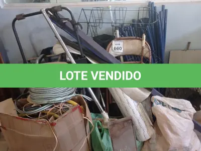 LOTE 660 - 01 ROLO DE PAPEL DE PRESENTE, 01 ROLO DE BORRACHA ADESIVA, 01 TELA DE PROJEÇÃO, 01 SUPORTE PARA BICICLETA, 01 MANGUEIRA SANFONADA, FIOS E FORRAGENS DIVERSAS.  (NO ESTADO) ATENÇÃO! FAZER A VISITAÇÃO ANTES DE ARREMATAR, NÃO SABEMOS SE FUNCIONA, LEILÃO NÃO TEM GARANTIA E NEM DEVOLUÇÃO, SUJEITO A POSSÍVEIS AVARIAS VISÍVEIS/OCULTAS E/OU AUSÊNCIA DE COMPONENTES.