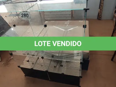 LOTE 280 - 01 VITRINE EXPOSITORA DE VIDRO. (NO ESTADO) ATENÇÃO! FAZER A VISITAÇÃO ANTES DE ARREMATAR, NÃO SABEMOS SE FUNCIONA, LEILÃO NÃO TEM GARANTIA E NEM DEVOLUÇÃO, SUJEITO A POSSÍVEIS AVARIAS VISÍVEIS/OCULTAS E/OU AUSÊNCIA DE COMPONENTES.