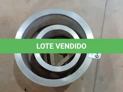 LOTE 642 - 02 BASES PARA LIXEIRAS INOX TAMANHOS DIFERENTES.  (NO ESTADO) ATENÇÃO! FAZER A VISITAÇÃO ANTES DE ARREMATAR, NÃO SABEMOS SE FUNCIONA, LEILÃO NÃO TEM GARANTIA E NEM DEVOLUÇÃO, SUJEITO A POSSÍVEIS AVARIAS VISÍVEIS/OCULTAS E/OU AUSÊNCIA DE COMPONENTES.