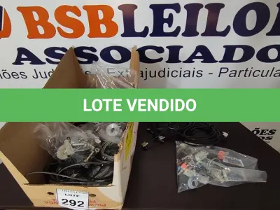 LOTE 292 - 01 LOTE COM DIVERSOS CABOS DE SEGURANÇA PARA NOTEBOOKS E ACESSÓRIOS DIVERSOS. (NO ESTADO) ATENÇÃO! FAZER A VISITAÇÃO ANTES DE ARREMATAR, NÃO SABEMOS SE FUNCIONA, LEILÃO NÃO TEM GARANTIA E NEM DEVOLUÇÃO, SUJEITO A POSSÍVEIS AVARIAS VISÍVEIS/OCULTAS E/OU AUSÊNCIA DE COMPONENTES.