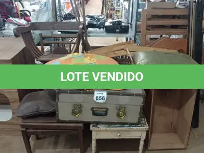 LOTE 656 - 02 CADEIRAS EM MADEIRA, 2 MESINHAS EM MADEIRA, 01 BAÚ DE ALUMÍNIO, 01 CAIXA EM MADEIRA, 01 BERÇO DESMONTADO EM MADEIRA, 01 ALMOFADA E DIVERSOS ACENTOS PARA CADEIRA.  (NO ESTADO) ATENÇÃO! FAZER A VISITAÇÃO ANTES DE ARREMATAR, NÃO SABEMOS SE FUNCIONA, LEILÃO NÃO TEM GARANTIA E NEM DEVOLUÇÃO, SUJEITO A POSSÍVEIS AVARIAS VISÍVEIS/OCULTAS E/OU AUSÊNCIA DE COMPONENTES.