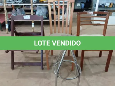 LOTE 427 - 03 CADEIRAS EM MADEIRA MODELOS DIVERSOS E 01 BASE DE BANQUETA. (NO ESTADO) ATENÇÃO! FAZER A VISITAÇÃO ANTES DE ARREMATAR, NÃO SABEMOS SE FUNCIONA, LEILÃO NÃO TEM GARANTIA E NEM DEVOLUÇÃO, SUJEITO A POSSÍVEIS AVARIAS VISÍVEIS/OCULTAS E/OU AUSÊNCIA DE COMPONENTES.