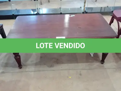 LOTE 421 - 01 MESA DE CENTRO EM MADEIRA MACIÇA. (NO ESTADO) ATENÇÃO! FAZER A VISITAÇÃO ANTES DE ARREMATAR, NÃO SABEMOS SE FUNCIONA, LEILÃO NÃO TEM GARANTIA E NEM DEVOLUÇÃO, SUJEITO A POSSÍVEIS AVARIAS VISÍVEIS/OCULTAS E/OU AUSÊNCIA DE COMPONENTES.