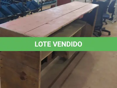 LOTE 524 - 01 BALCÃO EXPOSITOR EM MADEIRA. (NO ESTADO) ATENÇÃO! FAZER A VISITAÇÃO ANTES DE ARREMATAR, NÃO SABEMOS SE FUNCIONA, LEILÃO NÃO TEM GARANTIA E NEM DEVOLUÇÃO, SUJEITO A POSSÍVEIS AVARIAS VISÍVEIS/OCULTAS E/OU AUSÊNCIA DE COMPONENTES.