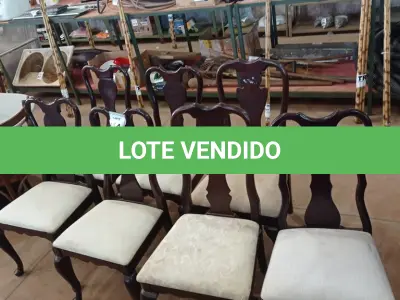 LOTE 414 - 07 CADEIRAS DE MADEIRAS COM ACENTO ALMOFADADA. (NO ESTADO) ATENÇÃO! FAZER A VISITAÇÃO ANTES DE ARREMATAR, NÃO SABEMOS SE FUNCIONA, LEILÃO NÃO TEM GARANTIA E NEM DEVOLUÇÃO, SUJEITO A POSSÍVEIS AVARIAS VISÍVEIS/OCULTAS E/OU AUSÊNCIA DE COMPONENTES.