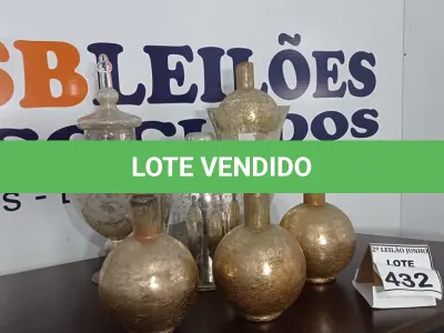 LOTE 432 - 07 JARROS DECORATIVOS DE VIDRO. (NO ESTADO) ATENÇÃO! FAZER A VISITAÇÃO ANTES DE ARREMATAR, NÃO SABEMOS SE FUNCIONA, LEILÃO NÃO TEM GARANTIA E NEM DEVOLUÇÃO, SUJEITO A POSSÍVEIS AVARIAS VISÍVEIS/OCULTAS E/OU AUSÊNCIA DE COMPONENTES.