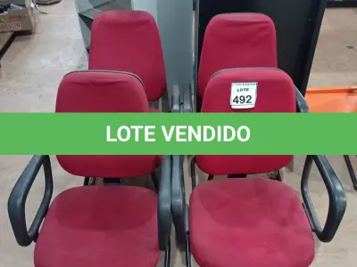 LOTE 492 - 04 CADEIRAS DE ESCRITÓRIO PÉS FIXOS TECIDO NA COR VERMELHO. (NO ESTADO) ATENÇÃO! FAZER A VISITAÇÃO ANTES DE ARREMATAR, NÃO SABEMOS SE FUNCIONA, LEILÃO NÃO TEM GARANTIA E NEM DEVOLUÇÃO, SUJEITO A POSSÍVEIS AVARIAS VISÍVEIS/OCULTAS E/OU AUSÊNCIA DE COMPONENTES.