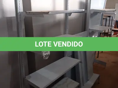 LOTE 394 - 01 GONDOLA EXPOSITORA COM 17 BANDEJAS. (NO ESTADO) ATENÇÃO! FAZER A VISITAÇÃO ANTES DE ARREMATAR, NÃO SABEMOS SE FUNCIONA, LEILÃO NÃO TEM GARANTIA E NEM DEVOLUÇÃO, SUJEITO A POSSÍVEIS AVARIAS VISÍVEIS/OCULTAS E/OU AUSÊNCIA DE COMPONENTES.