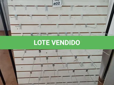 LOTE 402 - 01 PAINEL CANALETADO BRANCO COM GANCHOS DE 1,11M X 1,32M. (NO ESTADO) ATENÇÃO! FAZER A VISITAÇÃO ANTES DE ARREMATAR, NÃO SABEMOS SE FUNCIONA, LEILÃO NÃO TEM GARANTIA E NEM DEVOLUÇÃO, SUJEITO A POSSÍVEIS AVARIAS VISÍVEIS/OCULTAS E/OU AUSÊNCIA DE COMPONENTES.