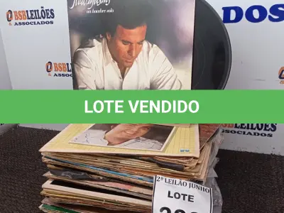 LOTE 383 - 01 LOTE COM GRANDE QUANTIDADE DE DISCOS DE VINIL. (NO ESTADO) ATENÇÃO! FAZER A VISITAÇÃO ANTES DE ARREMATAR, NÃO SABEMOS SE FUNCIONA, LEILÃO NÃO TEM GARANTIA E NEM DEVOLUÇÃO, SUJEITO A POSSÍVEIS AVARIAS VISÍVEIS/OCULTAS E/OU AUSÊNCIA DE COMPONENTES.