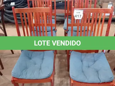 LOTE 417 - 06 CADEIRAS EM MADEIRA MACIÇA COM ACENTO ALMOFADADA. (NO ESTADO) ATENÇÃO! FAZER A VISITAÇÃO ANTES DE ARREMATAR, NÃO SABEMOS SE FUNCIONA, LEILÃO NÃO TEM GARANTIA E NEM DEVOLUÇÃO, SUJEITO A POSSÍVEIS AVARIAS VISÍVEIS/OCULTAS E/OU AUSÊNCIA DE COMPONENTES.