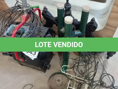 LOTE 643 - 01 CANHÃO DE LUZ E 02 LUMINÁRIAS. (NO ESTADO) ATENÇÃO! FAZER A VISITAÇÃO ANTES DE ARREMATAR, NÃO SABEMOS SE FUNCIONA, LEILÃO NÃO TEM GARANTIA E NEM DEVOLUÇÃO, SUJEITO A POSSÍVEIS AVARIAS VISÍVEIS/OCULTAS E/OU AUSÊNCIA DE COMPONENTES.
