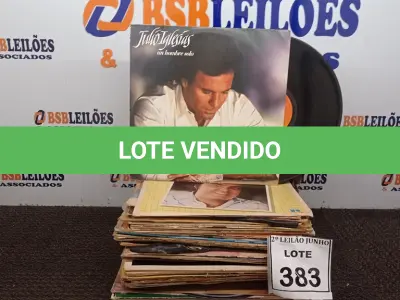LOTE 383 - 01 LOTE COM GRANDE QUANTIDADE DE DISCOS DE VINIL. (NO ESTADO) ATENÇÃO! FAZER A VISITAÇÃO ANTES DE ARREMATAR, NÃO SABEMOS SE FUNCIONA, LEILÃO NÃO TEM GARANTIA E NEM DEVOLUÇÃO, SUJEITO A POSSÍVEIS AVARIAS VISÍVEIS/OCULTAS E/OU AUSÊNCIA DE COMPONENTES.
