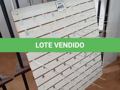 LOTE 402 - 01 PAINEL CANALETADO BRANCO COM GANCHOS DE 1,11M X 1,32M. (NO ESTADO) ATENÇÃO! FAZER A VISITAÇÃO ANTES DE ARREMATAR, NÃO SABEMOS SE FUNCIONA, LEILÃO NÃO TEM GARANTIA E NEM DEVOLUÇÃO, SUJEITO A POSSÍVEIS AVARIAS VISÍVEIS/OCULTAS E/OU AUSÊNCIA DE COMPONENTES.