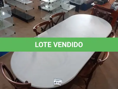 LOTE 410 - 01 MESA TAMPO OVAL COM 06 CADEIRAS EM MADEIRA. (NO ESTADO) ATENÇÃO! FAZER A VISITAÇÃO ANTES DE ARREMATAR, NÃO SABEMOS SE FUNCIONA, LEILÃO NÃO TEM GARANTIA E NEM DEVOLUÇÃO, SUJEITO A POSSÍVEIS AVARIAS VISÍVEIS/OCULTAS E/OU AUSÊNCIA DE COMPONENTES.