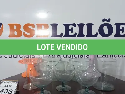 LOTE 433 - 07 JARROS DECORARIVO DE CRISTAL E 02 PRATOS ALTOS PARA BOLO. (NO ESTADO) ATENÇÃO! FAZER A VISITAÇÃO ANTES DE ARREMATAR, NÃO SABEMOS SE FUNCIONA, LEILÃO NÃO TEM GARANTIA E NEM DEVOLUÇÃO, SUJEITO A POSSÍVEIS AVARIAS VISÍVEIS/OCULTAS E/OU AUSÊNCIA DE COMPONENTES.