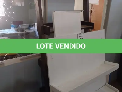 LOTE 658 - 02 ESTANTES EXPOSITORAS EM MADEIRA E 01 ARMÁRIO EM MADEIRA 02 PORTAS.  (NO ESTADO) ATENÇÃO! FAZER A VISITAÇÃO ANTES DE ARREMATAR, NÃO SABEMOS SE FUNCIONA, LEILÃO NÃO TEM GARANTIA E NEM DEVOLUÇÃO, SUJEITO A POSSÍVEIS AVARIAS VISÍVEIS/OCULTAS E/OU AUSÊNCIA DE COMPONENTES.