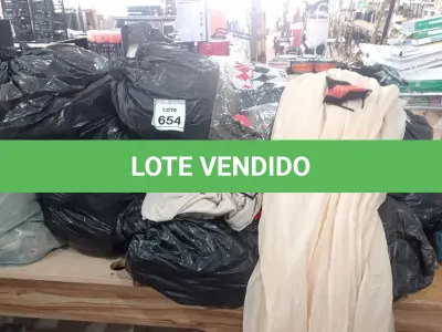 LOTE 654 - 01 LOTE COM GRANDE QUANTIDADE DE CORTINAS, RETALHOS E FANTASIAS.  (NO ESTADO) ATENÇÃO! FAZER A VISITAÇÃO ANTES DE ARREMATAR, NÃO SABEMOS SE FUNCIONA, LEILÃO NÃO TEM GARANTIA E NEM DEVOLUÇÃO, SUJEITO A POSSÍVEIS AVARIAS VISÍVEIS/OCULTAS E/OU AUSÊNCIA DE COMPONENTES.