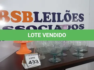 LOTE 433 - 07 JARROS DECORARIVO DE CRISTAL E 02 PRATOS ALTOS PARA BOLO. (NO ESTADO) ATENÇÃO! FAZER A VISITAÇÃO ANTES DE ARREMATAR, NÃO SABEMOS SE FUNCIONA, LEILÃO NÃO TEM GARANTIA E NEM DEVOLUÇÃO, SUJEITO A POSSÍVEIS AVARIAS VISÍVEIS/OCULTAS E/OU AUSÊNCIA DE COMPONENTES.