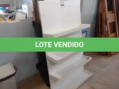 LOTE 658 - 02 ESTANTES EXPOSITORAS EM MADEIRA E 01 ARMÁRIO EM MADEIRA 02 PORTAS.  (NO ESTADO) ATENÇÃO! FAZER A VISITAÇÃO ANTES DE ARREMATAR, NÃO SABEMOS SE FUNCIONA, LEILÃO NÃO TEM GARANTIA E NEM DEVOLUÇÃO, SUJEITO A POSSÍVEIS AVARIAS VISÍVEIS/OCULTAS E/OU AUSÊNCIA DE COMPONENTES.