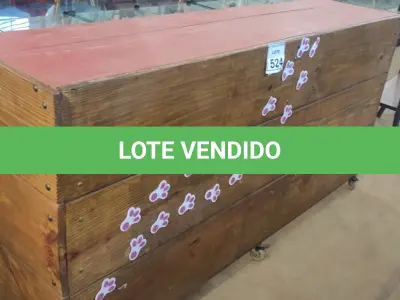 LOTE 524 - 01 BALCÃO EXPOSITOR EM MADEIRA. (NO ESTADO) ATENÇÃO! FAZER A VISITAÇÃO ANTES DE ARREMATAR, NÃO SABEMOS SE FUNCIONA, LEILÃO NÃO TEM GARANTIA E NEM DEVOLUÇÃO, SUJEITO A POSSÍVEIS AVARIAS VISÍVEIS/OCULTAS E/OU AUSÊNCIA DE COMPONENTES.