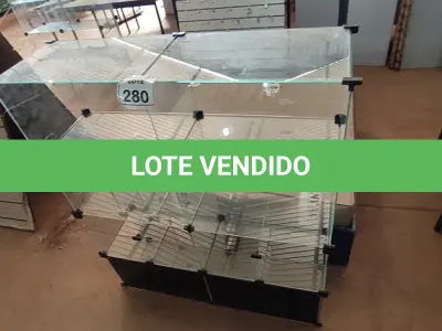 LOTE 280 - 01 VITRINE EXPOSITORA DE VIDRO. (NO ESTADO) ATENÇÃO! FAZER A VISITAÇÃO ANTES DE ARREMATAR, NÃO SABEMOS SE FUNCIONA, LEILÃO NÃO TEM GARANTIA E NEM DEVOLUÇÃO, SUJEITO A POSSÍVEIS AVARIAS VISÍVEIS/OCULTAS E/OU AUSÊNCIA DE COMPONENTES.