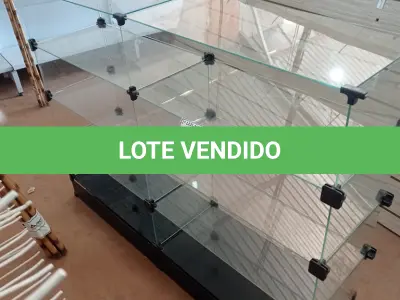 LOTE 300 - 01 VITRINE EXPOSITORA DE VIDRO. (NO ESTADO) ATENÇÃO! FAZER A VISITAÇÃO ANTES DE ARREMATAR, NÃO SABEMOS SE FUNCIONA, LEILÃO NÃO TEM GARANTIA E NEM DEVOLUÇÃO, SUJEITO A POSSÍVEIS AVARIAS VISÍVEIS/OCULTAS E/OU AUSÊNCIA DE COMPONENTES.
