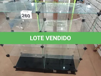 LOTE 260 - 01 VITRINE EXPOSITORA DE VIDRO. (NO ESTADO) ATENÇÃO! FAZER A VISITAÇÃO ANTES DE ARREMATAR, NÃO SABEMOS SE FUNCIONA, LEILÃO NÃO TEM GARANTIA E NEM DEVOLUÇÃO, SUJEITO A POSSÍVEIS AVARIAS VISÍVEIS/OCULTAS E/OU AUSÊNCIA DE COMPONENTES.