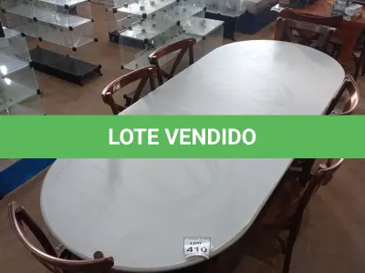 LOTE 410 - 01 MESA TAMPO OVAL COM 06 CADEIRAS EM MADEIRA. (NO ESTADO) ATENÇÃO! FAZER A VISITAÇÃO ANTES DE ARREMATAR, NÃO SABEMOS SE FUNCIONA, LEILÃO NÃO TEM GARANTIA E NEM DEVOLUÇÃO, SUJEITO A POSSÍVEIS AVARIAS VISÍVEIS/OCULTAS E/OU AUSÊNCIA DE COMPONENTES.