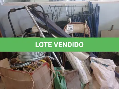 LOTE 660 - 01 ROLO DE PAPEL DE PRESENTE, 01 ROLO DE BORRACHA ADESIVA, 01 TELA DE PROJEÇÃO, 01 SUPORTE PARA BICICLETA, 01 MANGUEIRA SANFONADA, FIOS E FORRAGENS DIVERSAS.  (NO ESTADO) ATENÇÃO! FAZER A VISITAÇÃO ANTES DE ARREMATAR, NÃO SABEMOS SE FUNCIONA, LEILÃO NÃO TEM GARANTIA E NEM DEVOLUÇÃO, SUJEITO A POSSÍVEIS AVARIAS VISÍVEIS/OCULTAS E/OU AUSÊNCIA DE COMPONENTES.